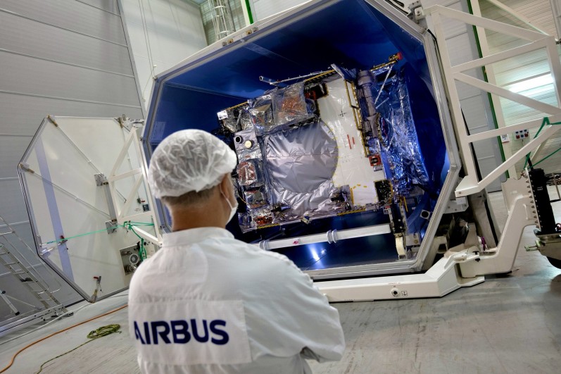 JUICE-probe-in-Airbus-cleanroom-Copyright-Airbus4.jpg