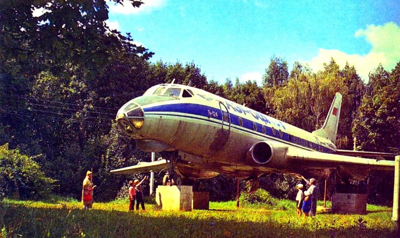 tu-124v.__v_nachale_90-h_porezan_na_tcvetmet.jpg