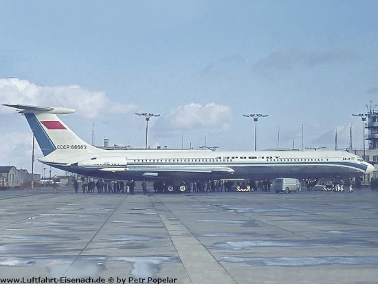 CCCP-86663_IL-62_Aeroflot_PRG-196x_1_P-Popelar_W.jpg