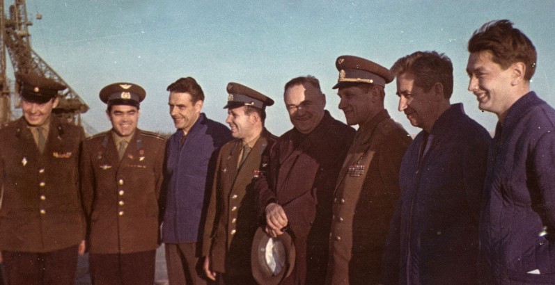 voskhod1-24_Crew mit anderen Kosmonauten und Koroljow.jpg