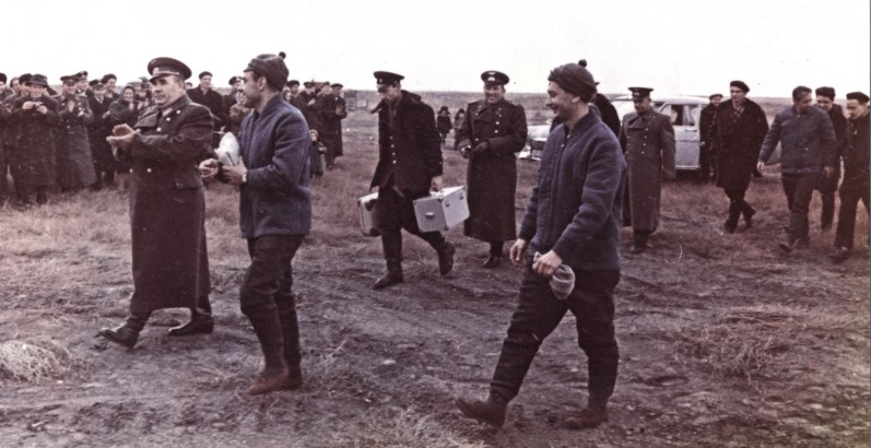 voskhod1-25_Crew nach der Landung.jpg