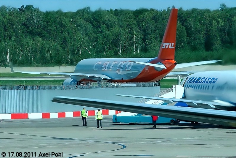 RA-64032_Tu-204-120S_Aviastar-TU_DME-17082011_A-Pohl_01_W.jpg