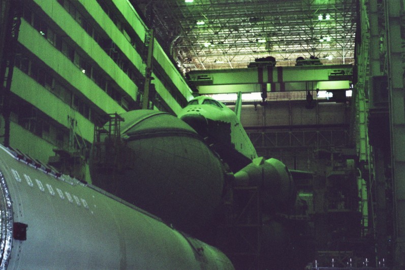 MIK-112_4.Saal 027_27_Buran auf Energija-Attrappe.JPG