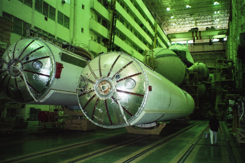 MIK-112_4.Saal 028_26_Buran auf Energija-Attrappe.JPG