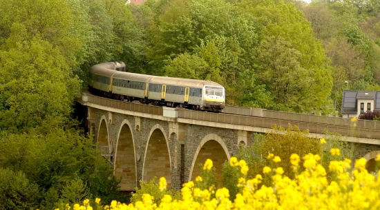 RE6 überquert das Bahrebachmühlenviadukt (Querung der BAB 4) (Symbolbild aus eigener Sammlung).jpg