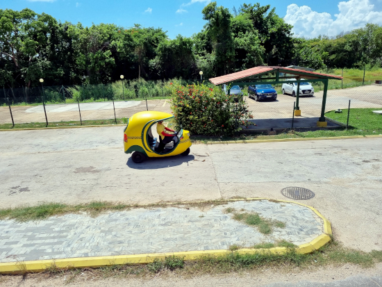 Coco - Taxi eines der speziellen Fortbewegungsmittel auf Cuba.jpg