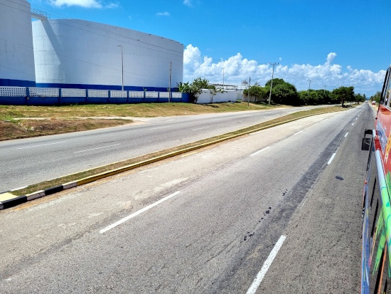 1. Unterwegs mit dem Varadero Beach Tour Bus in Richtung Varadero (Stadt) ....jpg