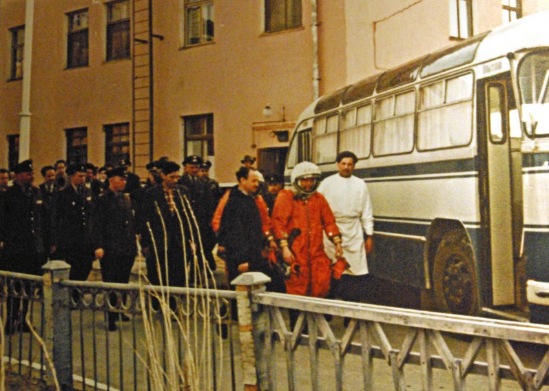 vostok1-85_Gagarin auf dem Weg zum Bus.jpg
