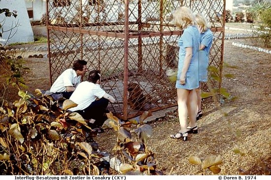Crew-mit-Tier_Conakry-1974_Doren-B_01_R.jpg (186.02 KiB) 9406 mal betrachtet Crew-mit-Tier_Conakry-1974_Doren-B_01_R.jpg