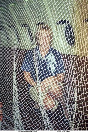 Stewardess-im-Frachtnetz-1990_Doren-B_01_R.jpg (292 KiB) 9406 mal betrachtet Stewardess-im-Frachtnetz-1990_Doren-B_01_R.jpg