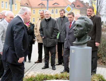 Jähnbüste an  Kreuzung Macherstr._Siedlungsweg.jpg