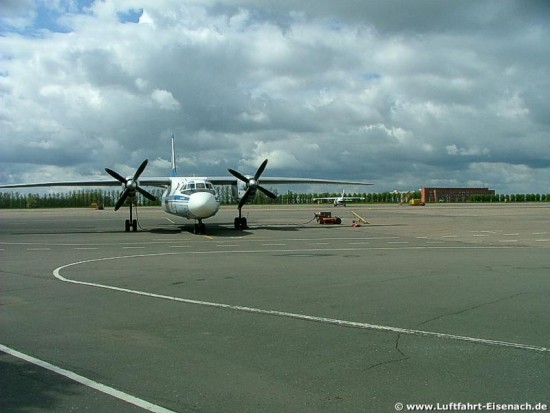 AN-24B_Aeroflot_Kunovice-2008_H-Tikwe_Bild-1_Web.jpg (54.81 KiB) 10966 mal betrachtet AN-24B_Aeroflot_Kunovice-2008_H-Tikwe_Bild-1_Web.jpg
