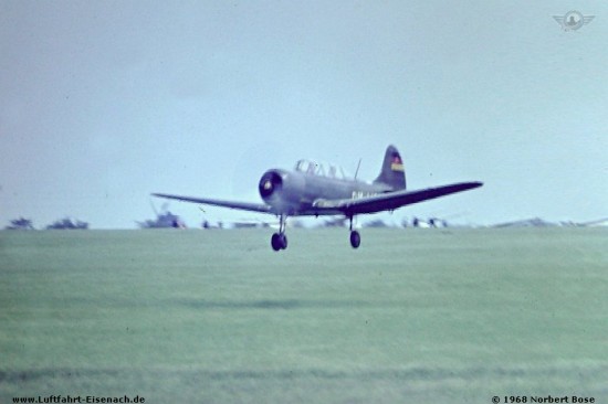 Jak-18A_GST_Laucha-1968_Norbert-Bose_01_W.jpg
