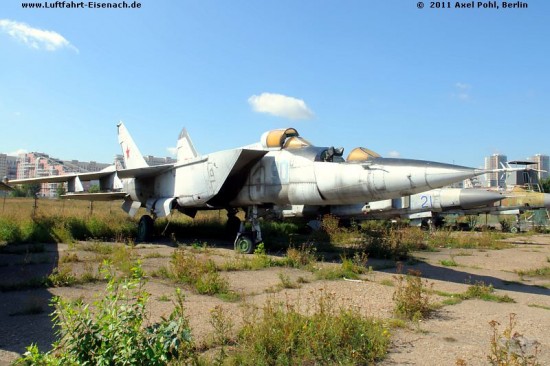 90-Blau_MiG-25-PU_WuAF_Khodynskoe Pole2011_Axel-Pohl_03_W.jpg (90.51 KiB) 8969 mal betrachtet 90-Blau_MiG-25-PU_WuAF_Khodynskoe Pole2011_Axel-Pohl_03_W.jpg