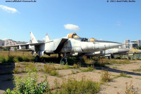 90-Blau_MiG-25-PU_WuAF_Khodynskoe Pole2011_Axel-Pohl_03_W.jpg