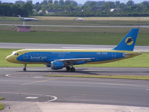 Airbus A320-211 UR-DAE (Painted in the patriotic Ukranian blue and yellow).JPG