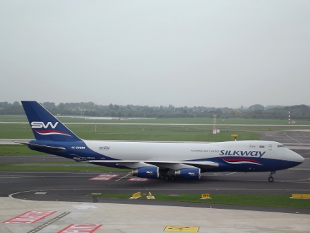 Boeing B747-4R7FSCD 4K-SW888.JPG