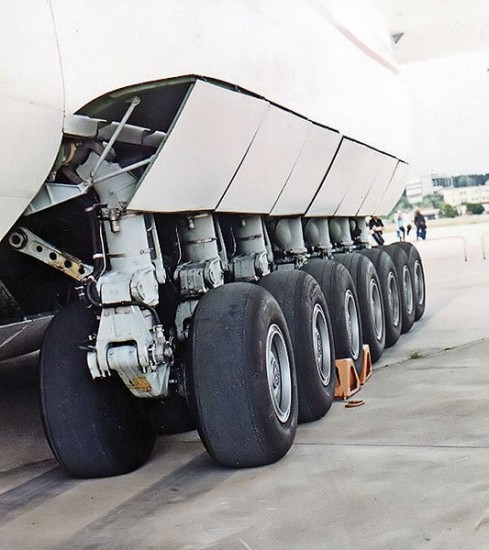 533px-Antonov-225_main_landing_gear_2.jpg