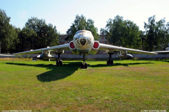 53-Rot_TU-16K-26_WuNavy_Monino-2011_A-Pohl_03_W.jpg (126.3 KiB) 11862 mal betrachtet 53-Rot_TU-16K-26_WuNavy_Monino-2011_A-Pohl_03_W.jpg