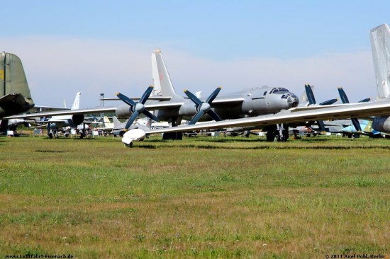 5800101_(45)_TU-95N_WuAF_Monino-2011_A-Pohl_02_W.jpg (93.62 KiB) 11862 mal betrachtet 5800101_(45)_TU-95N_WuAF_Monino-2011_A-Pohl_02_W.jpg
