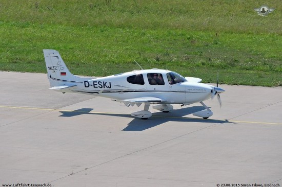 D-ESKJ_SR-22_SK-Aviation_LEJ-23082015_S-Tikwe_02_W.jpg