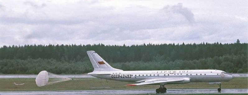 800px-Aeroflot_Tupolev_Tu-104B.jpg