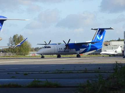 De Havilland Canada DHC-8-102 Dash 8 (CT-142) 5Y-MHD.JPG