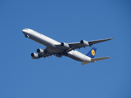 Airbus A340-642 D-AIHE -Leverkusen-  (06.04.2018 Touch and Go Training at LEJ).JPG