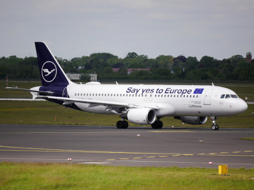 Airbus A320-214 D-AIZG -Sindelfingen- (Say yes to Europe titles - supporting the upcoming European Elections 2019 and the idea of a United Europe).JPG